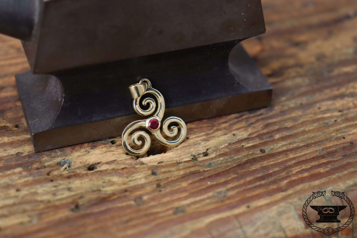 Anhänger Triskele Gelbgold 585 mit Rubin