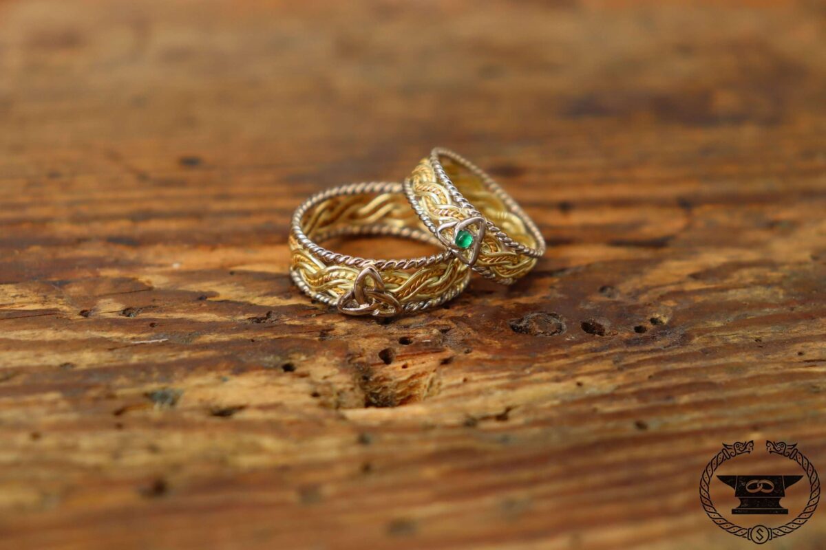 Dreifarbige geflochtene Eheringe mit Triqueta und Smaragd
