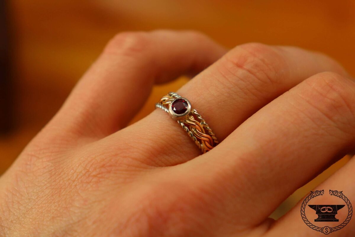 Geflochtener Ring aus Weissgold und Rotgold 585 mit Rubin