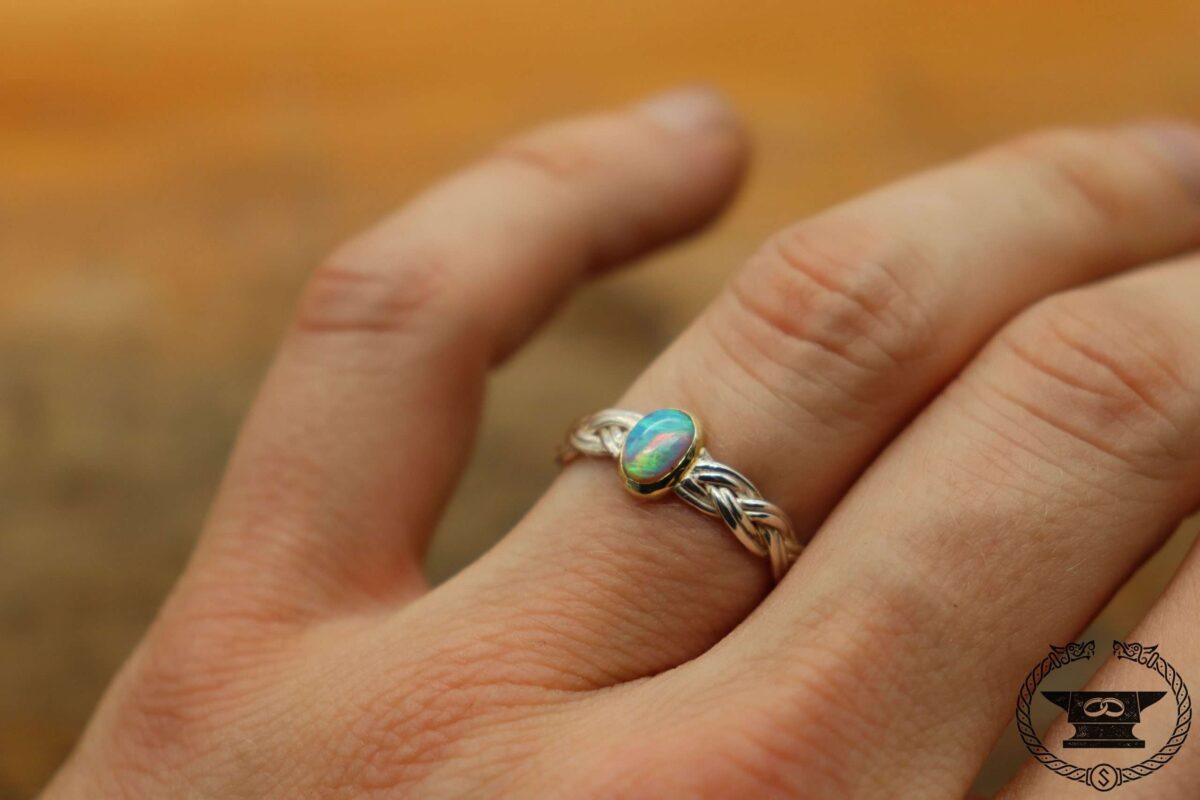 Geflochtener Ring mit Opal Cabochon gefasst in Gelbgold 585