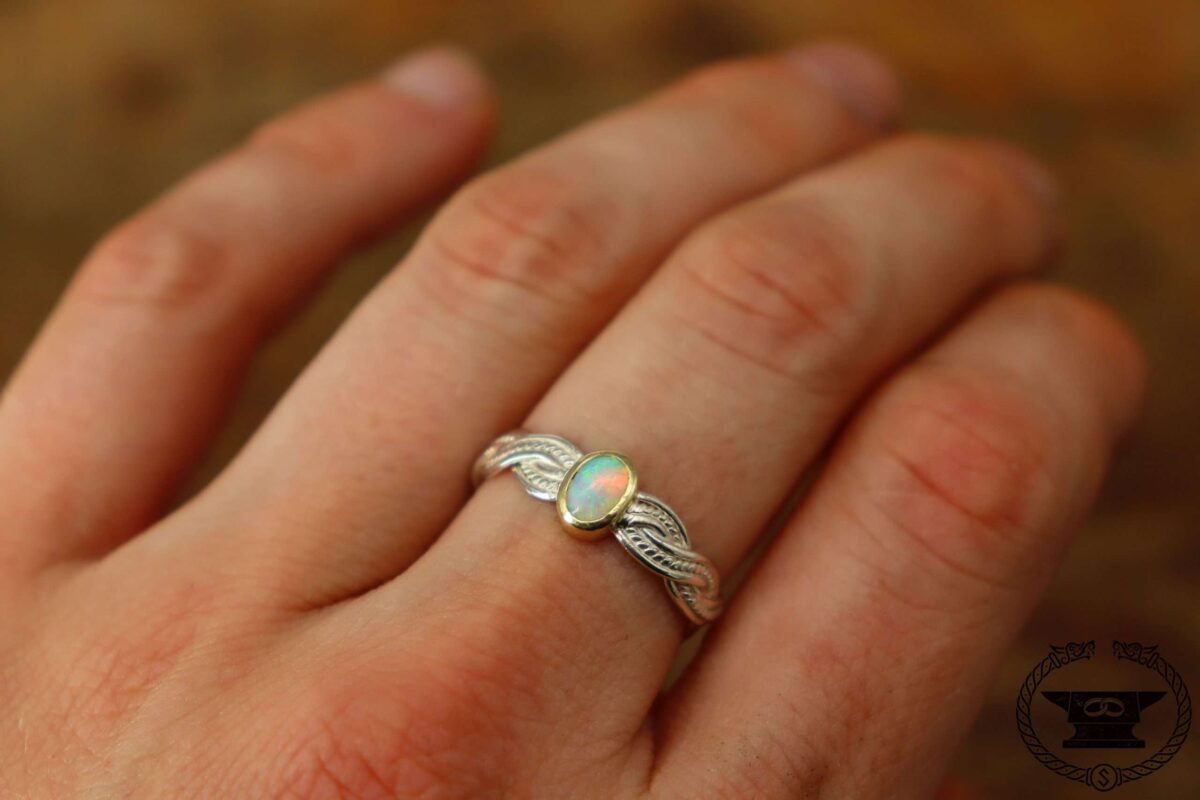 Geflochtener keltischer Ring mit Opal Cabochon gefasst in Gelbgold 585