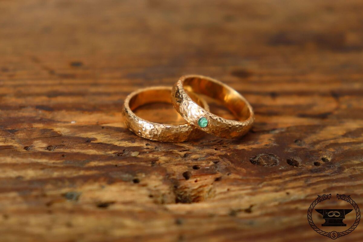 Gehämmerte Eheringe Gelbgold 585 mit Smaragd