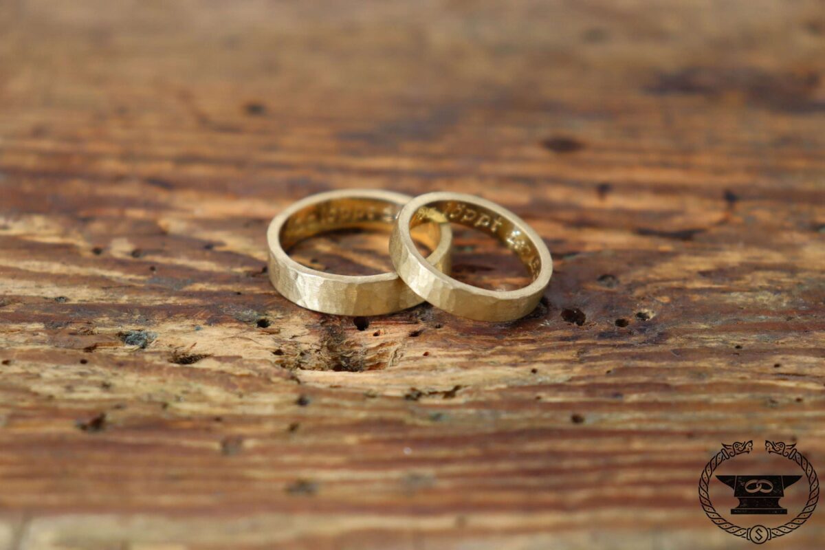 Geschmiedete Eheringe Gelbgold 585 mattiert