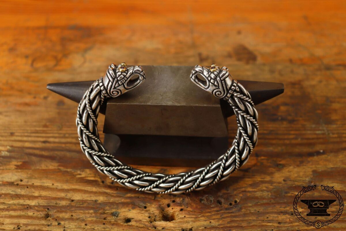 Gotland Armreif Bärenköpfe mit Augen aus Granat gefasst in Gelbgold 750