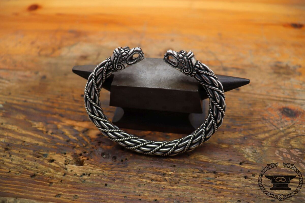 Gotland Armreif Bärenköpfe mit Onyxaugen