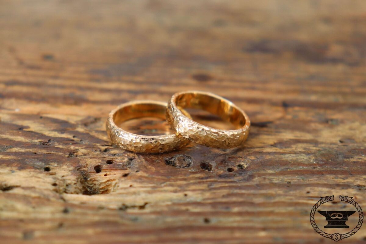 Halbrunde Eheringe aus Gelbgold 585 mit feinem Hammerschlag