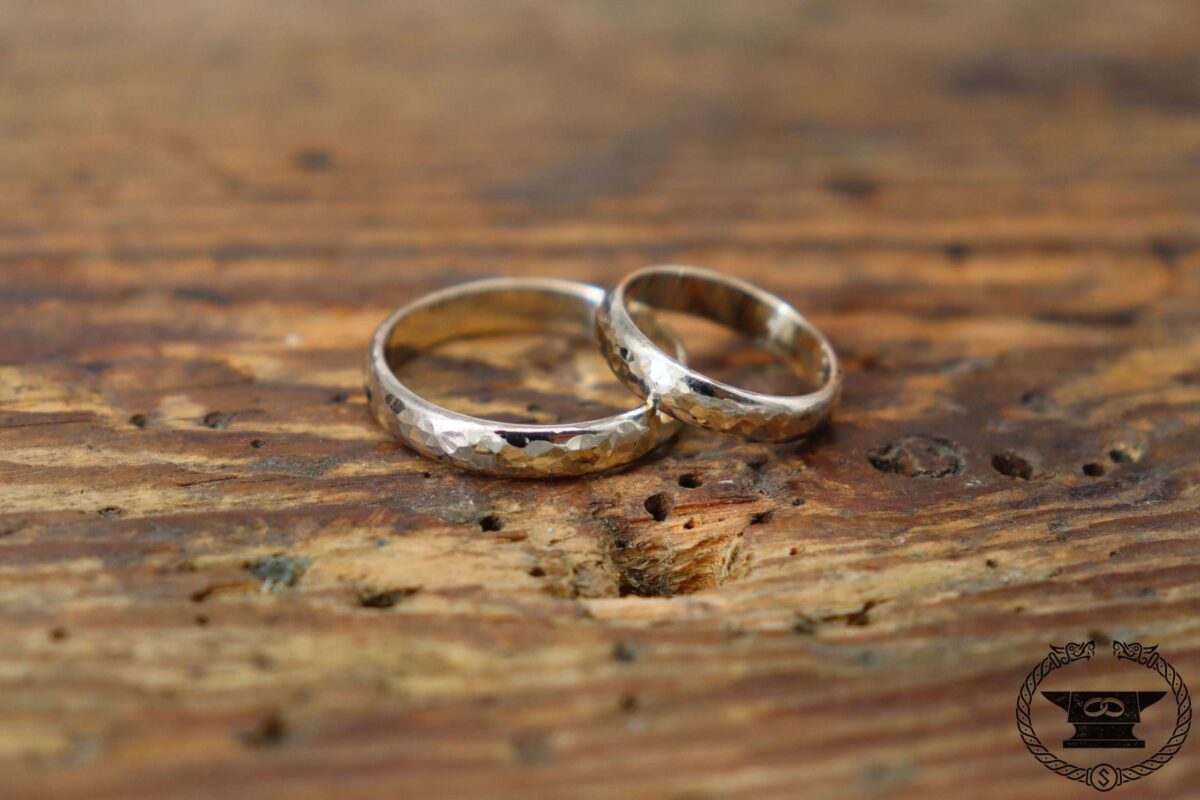 Halbrunde Eheringe aus Weissgold 585 mit feinem Hammerschlag