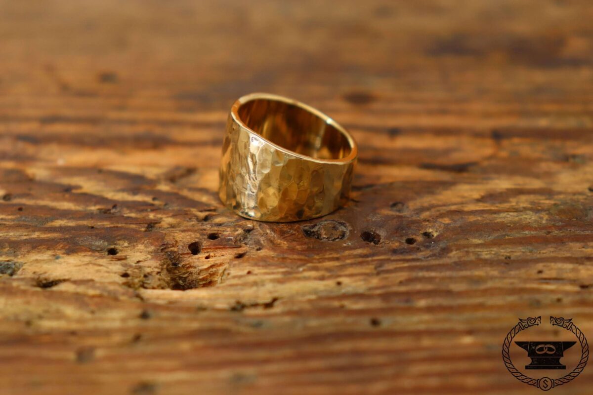 Massiver gehämmerter Goldring Gelbgold 585