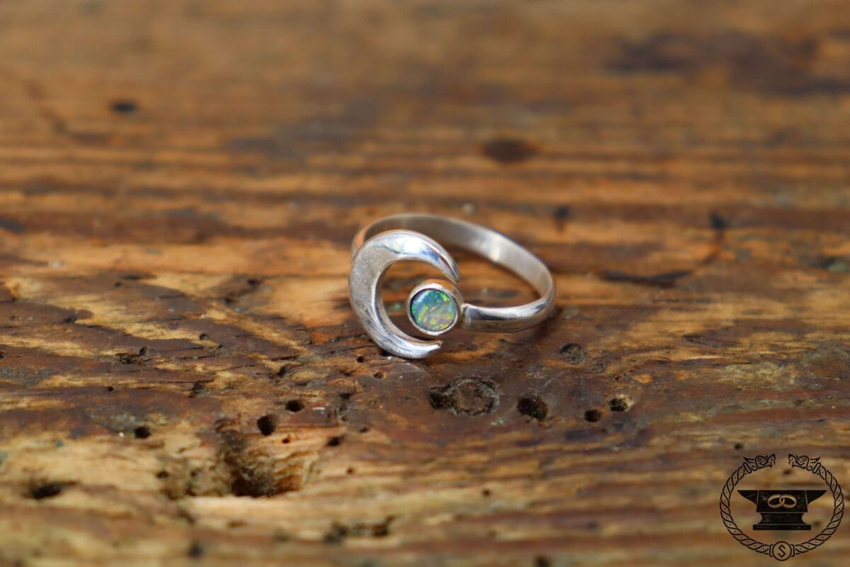 Mondring aus Sterlingsilber mit Opal