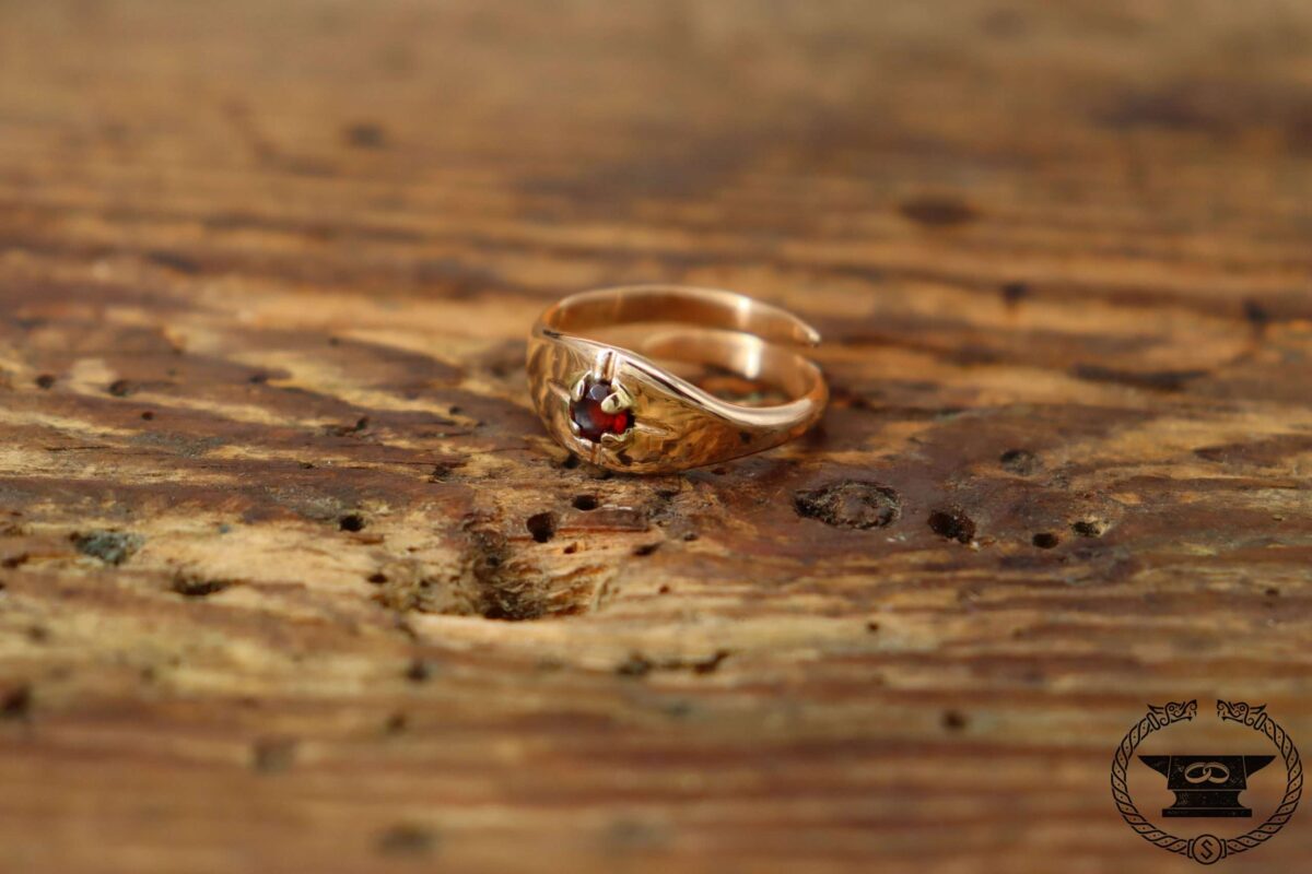 Ring aus Rotgold 585 mit Granat