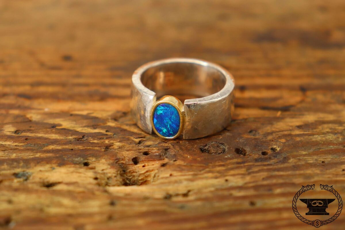 Schwerer Ring aus Feinsilber und Gelbgold 750 mit blauem Opal