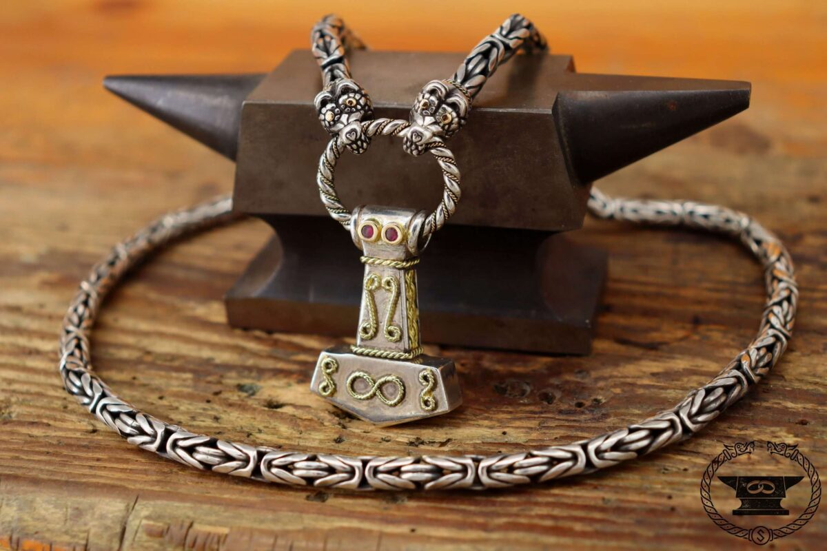 Throshammer Östergötland mit Verzierungen aus Gelbgold 750