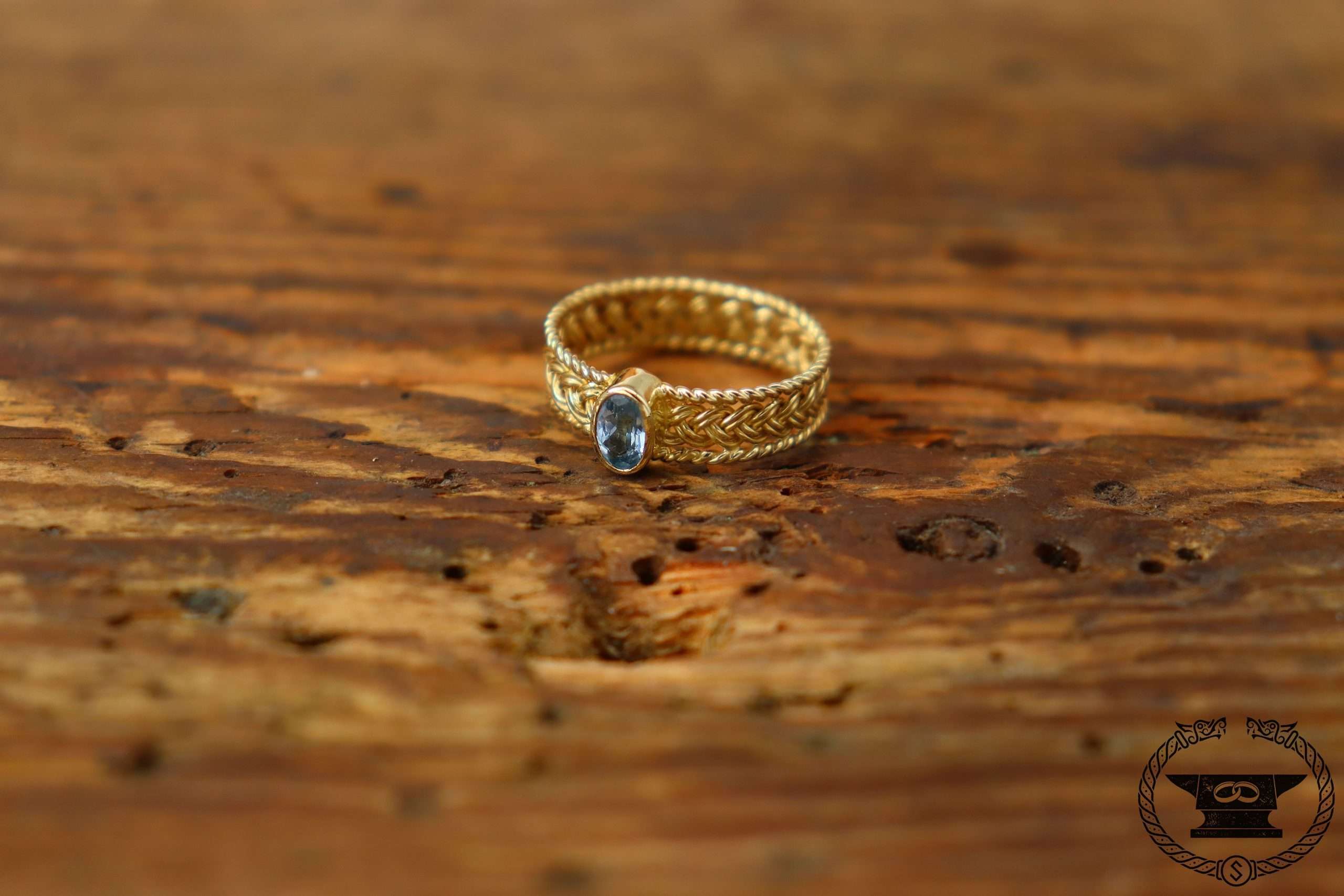 Fine braided ring made of 585 yellow gold with gemstone Feiner geflochtener Ring aus 585er Gelbgold mit Edelstein