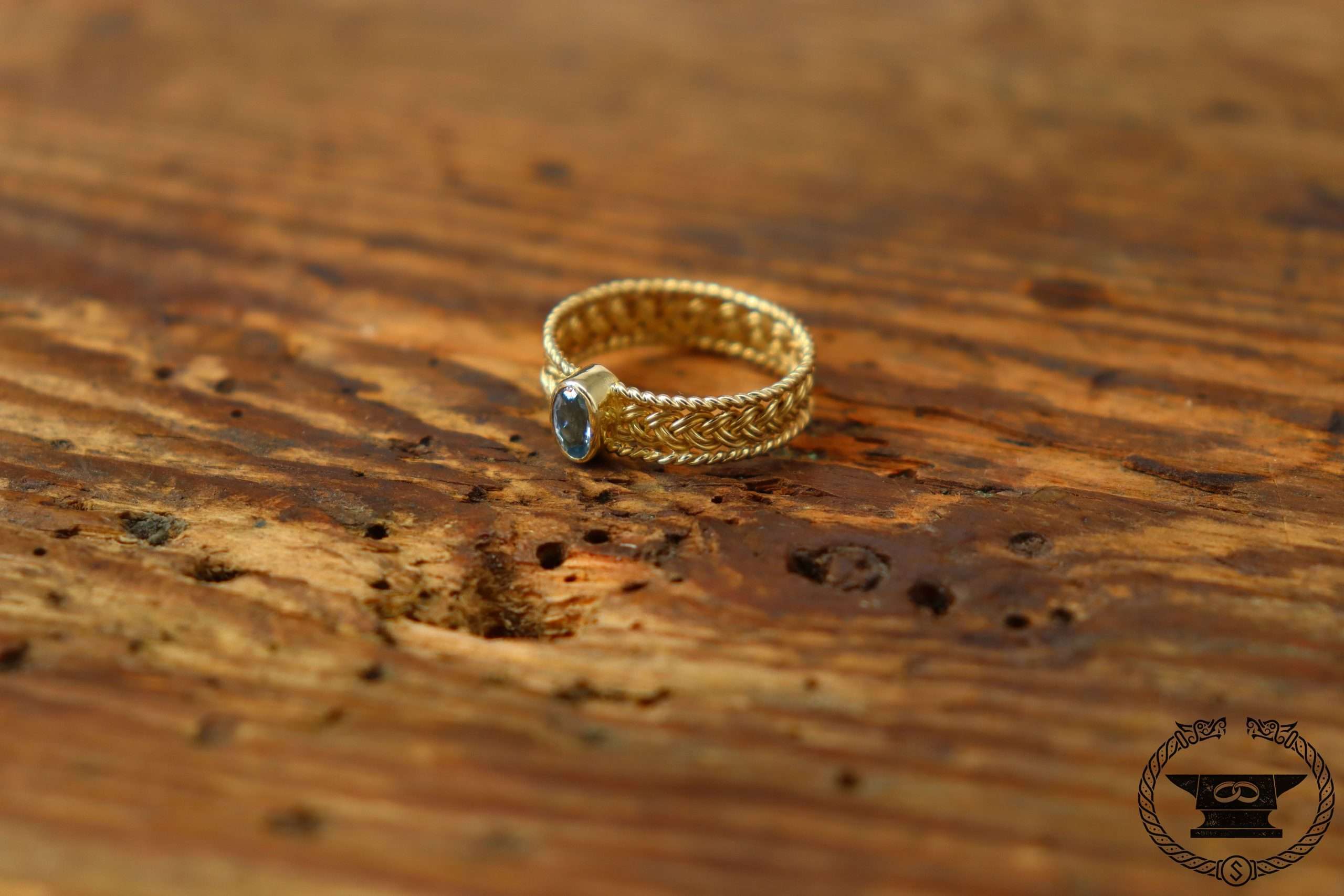 Fine braided ring made of 585 yellow gold with gemstone Feiner geflochtener Ring aus 585er Gelbgold mit Edelstein