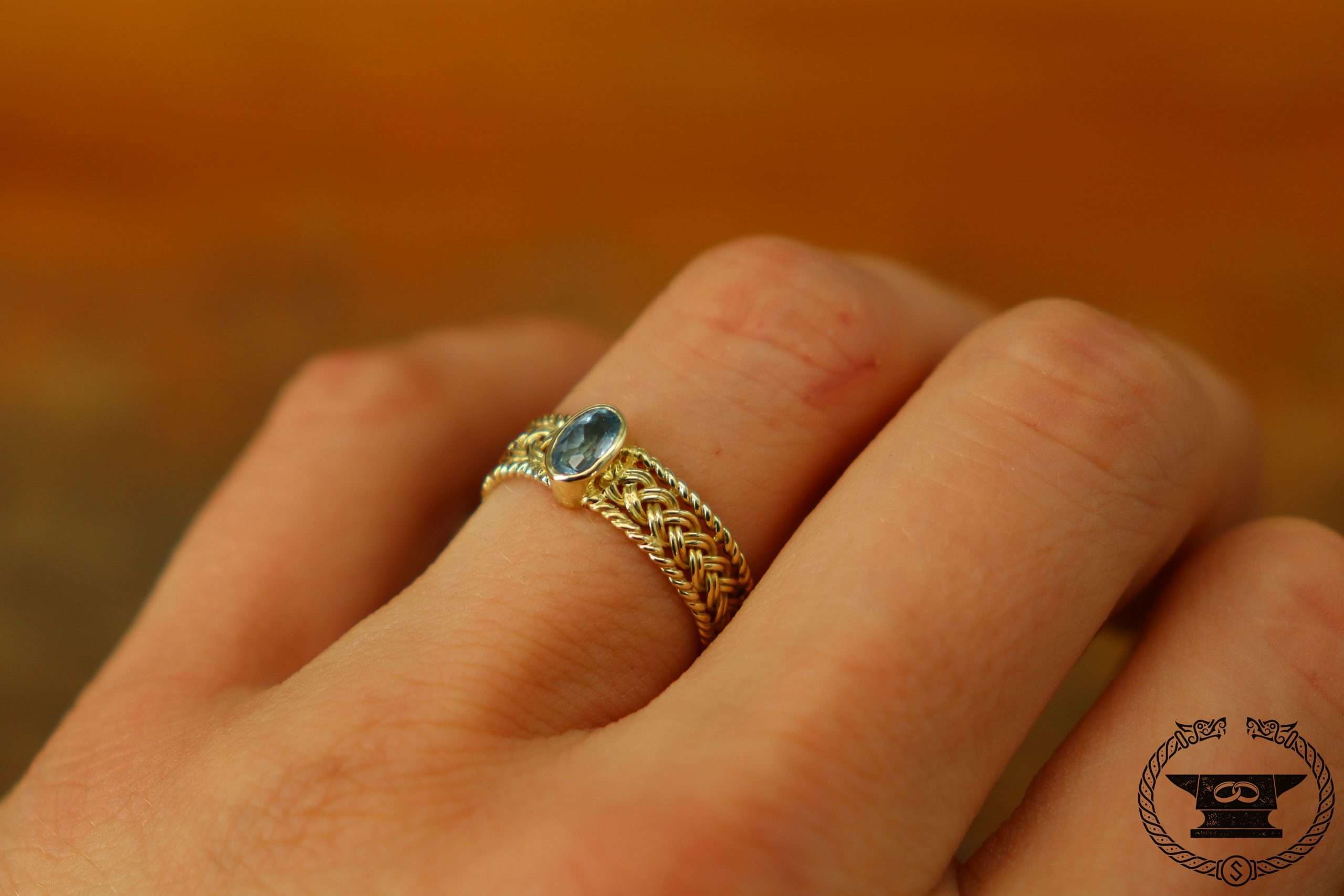 Fine braided ring made of 585 yellow gold with gemstone