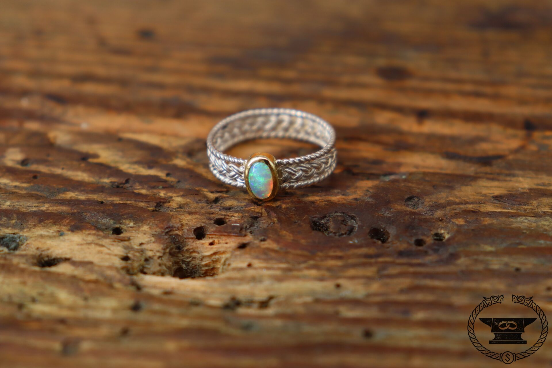 Finely braided ring made of sterling silver and 585 yellow gold with opal