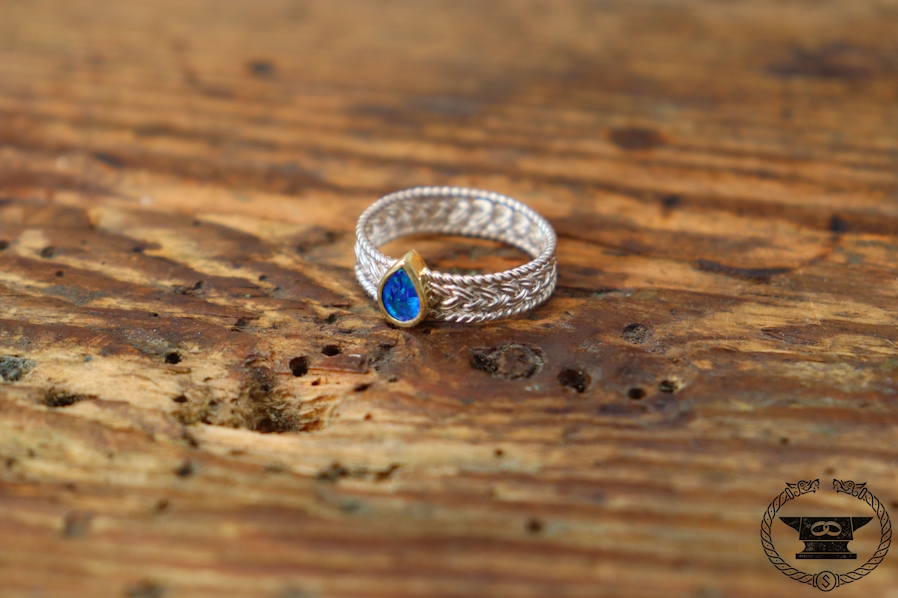 Feiner geflochtener Ring aus Sterlingsilber und Gelbgold 585 mit Opaltropfen