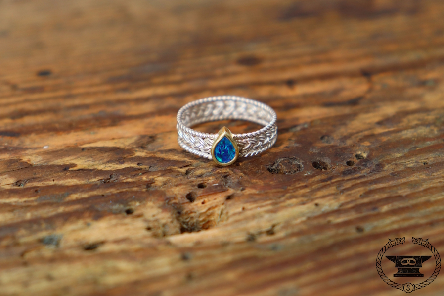 Feiner geflochtener Ring aus Sterlingsilber und Gelbgold 585 mit Opaltropfen