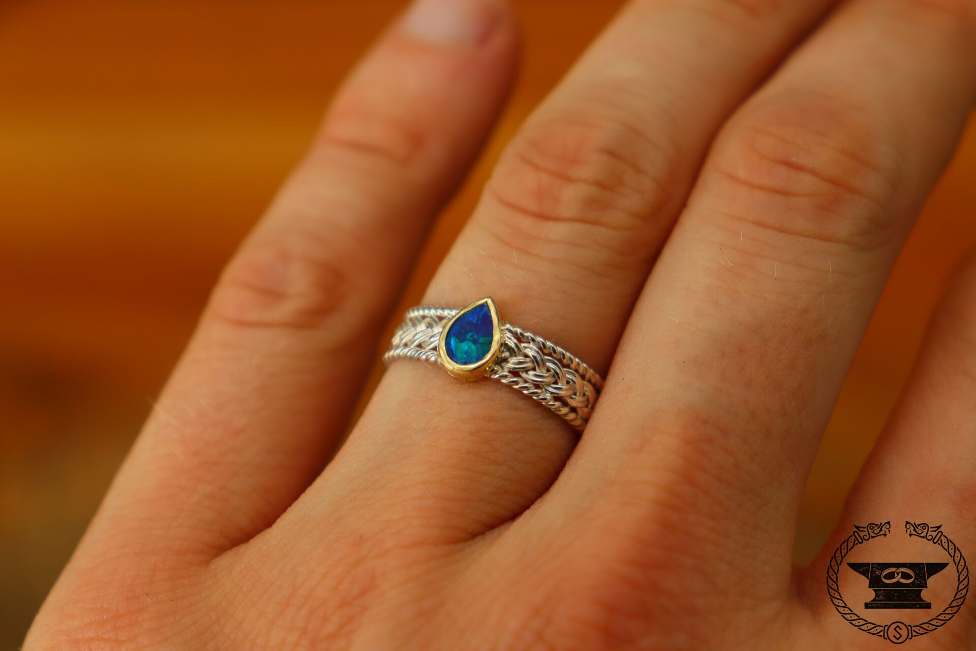 Feiner geflochtener Ring aus Sterlingsilber und Gelbgold 585 mit Opaltropfen