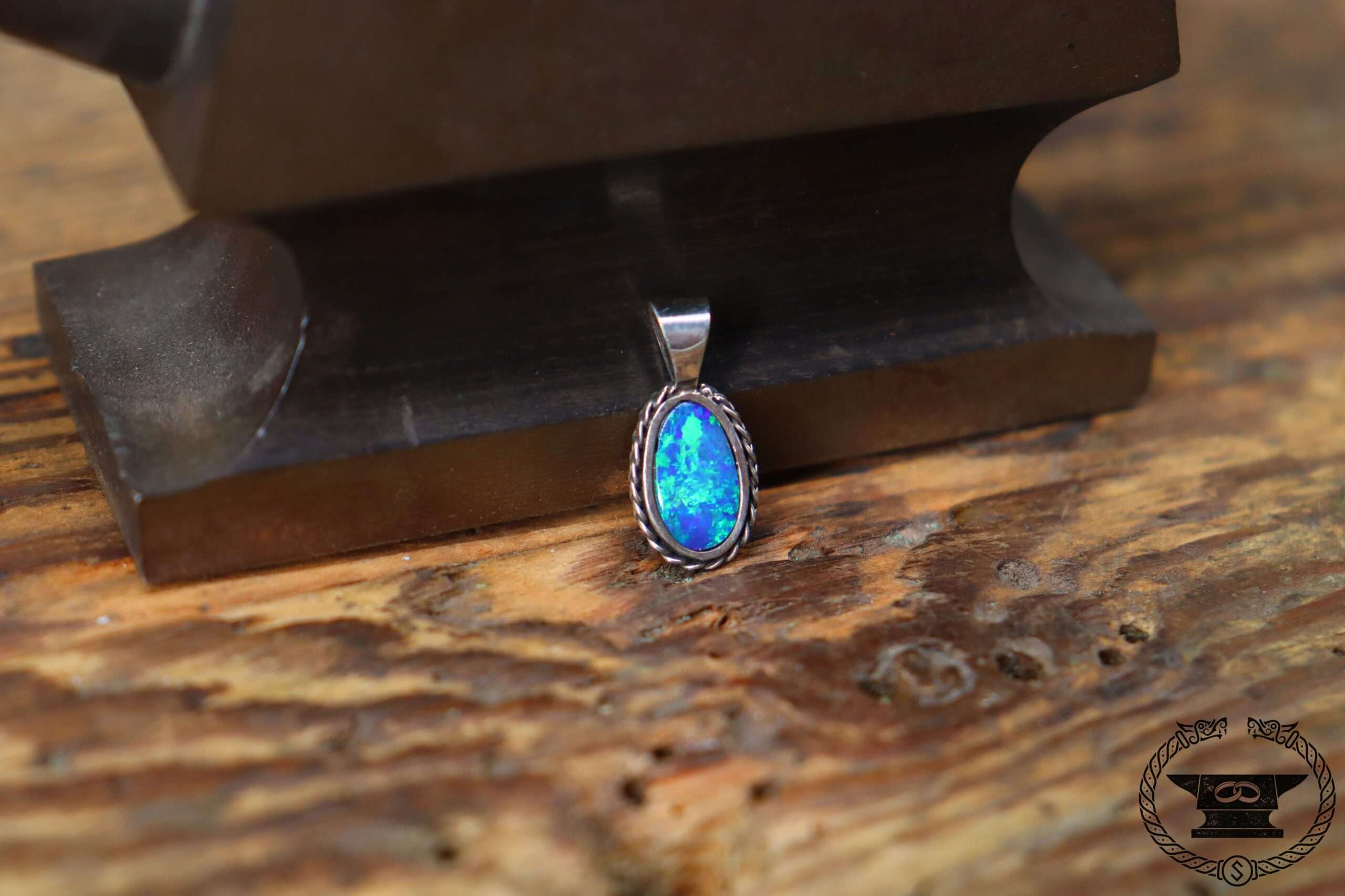 Anhänger Opal Sterlingsilber mit geflochtenem Rand
