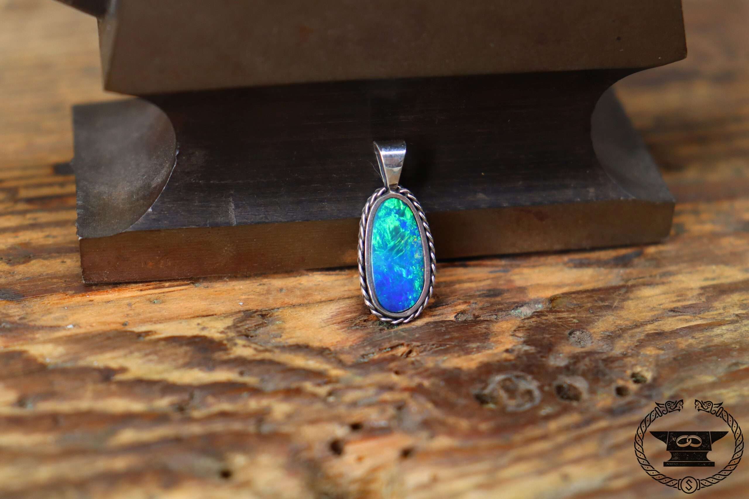 Anhänger Opal Sterlingsilber mit geflochtenem Rand